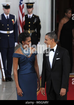 Le président américain Barack Obama (R) et la Première Dame Michelle Obama chat alors qu'ils attendaient l'arrivée du premier ministre britannique David Cameron et sa femme Samantha à la Maison Blanche au nord du portique, pour un dîner d'État, le 14 mars 2012, à Washington, DC. Le dîner se termine une journée de réunions bilatérales sur la situation en Afghanistan, la façon de traiter la question nucléaire de l'Iran, des efforts humanitaires en Syrie, et les questions économiques à l'avance de la springs réunions du G8 aux États-Unis. UPI/Mike Theiler Banque D'Images