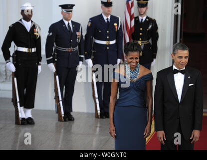 Le président américain Barack Obama (R) et la Première Dame Michelle Obama attendre l'arrivée du premier ministre britannique David Cameron et sa femme Samantha à la Maison Blanche au nord du portique, pour un dîner d'État, le 14 mars 2012, à Washington, DC. Le dîner se termine une journée de réunions bilatérales sur la situation en Afghanistan, la façon de traiter la question nucléaire de l'Iran, des efforts humanitaires en Syrie, et les questions économiques à l'avance de la springs réunions du G8 aux États-Unis. UPI/Mike Theiler Banque D'Images