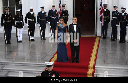 Le président américain Barack Obama (R) et la Première Dame Michelle Obama attendre l'arrivée du premier ministre britannique David Cameron et sa femme Samantha à la Maison Blanche au nord du portique, pour un dîner d'État, le 14 mars 2012, à Washington, DC. Le dîner se termine une journée de réunions bilatérales sur la situation en Afghanistan, la façon de traiter la question nucléaire de l'Iran, des efforts humanitaires en Syrie, et les questions économiques à l'avance de la springs réunions du G8 aux États-Unis. UPI/Mike Theiler Banque D'Images