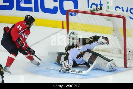 Les Capitals de Washington" Mathieu Perreault met un but passé du Wild du Minnesota Le gardien Matt Hackett au cours de la deuxième période à la Verizon Center à Washington, D.C. le 25 mars 2012. UPI/Kevin Dietsch Banque D'Images