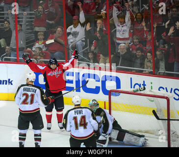 Les Capitals de Washington" Mathieu Perreault célèbre après avoir marqué contre le gardien du Wild du Minnesota Matt Hackett au cours de la deuxième période à la Verizon Center à Washington, D.C. le 25 mars 2012. UPI/Kevin Dietsch Banque D'Images