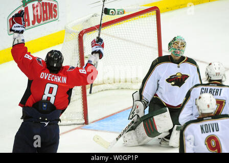 Les Capitals de Washington' Alex Ovechkin célèbre après avoir marqué contre le gardien du Wild du Minnesota Matt Hackett au cours de la troisième période à la Verizon Center à Washington, D.C. le 25 mars 2012. UPI/Kevin Dietsch Banque D'Images
