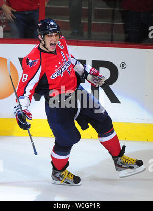 Les Capitals de Washington' Alex Ovechkin célèbre après avoir marqué contre le gardien du Wild du Minnesota Matt Hackett au cours de la troisième période à la Verizon Center à Washington, D.C. le 25 mars 2012. UPI/Kevin Dietsch Banque D'Images