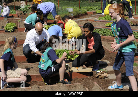 La Première Dame Michelle Obama donne les pommes de girl scouts des pays 60325 Fairport, New York, alors qu'elle se félicite de l'école les enfants de partout au pays à se joindre à elle pour la Maison Blanche Cuisine Jardin planté sur la pelouse Sud, 26 mars 2012 à Washington, DC. Obama a commencé le jardin en 2009 comme un moyen d'encourager une bonne santé et de la nutrition pour la jeunesse du pays. UPI/Mike Theiler Banque D'Images