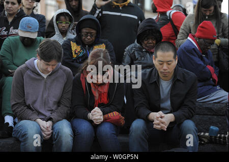 Les participants se réunissent pour une veillée aux chandelles, 26 mars 2012 à Washington, DC en mémoire de l'assassinat du jeune Trayvon Martin par quartier George Zimmerman jardinier à Sanford, en Floride. Le tournage a suscité un débat sur la Floride, votre position d'auto-défense, droit Zimmerman n'a pas été arrêté et de nombreux détails restent inconnus. UPI/Mike Theiler Banque D'Images