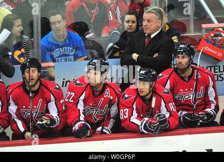 L'entraîneur-chef des Capitals de Washington Dale Hunter regarde son équipe que les capitales sont défaits par les Sabres de Buffalo 5-1 au Verizon Center à Washington, D.C. le 27 mars 2012. UPI/Kevin Dietsch Banque D'Images