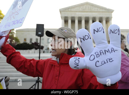 Janis Haddon d'Atlanta, Georgie, manifestations contre Obama 'Care' en face de la Cour suprême où les juges sont l'audition d'une deuxième journée d'arguments sur le président Barack Obama's Affordable Care Act, 27 mars 2012 à Washington, DC. La controversée Loi sur les soins de santé a attiré des partisans et détracteurs de partout dans le pays et la Cour suprême tiendra une troisième journée d'audiences avant de décider plus tard dans l'année sur sa constitutionnalité. UPI/Mike Theiler Banque D'Images