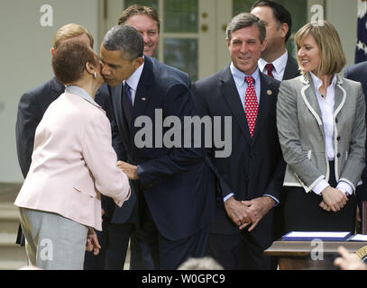 Le président américain Barack Obama accueille Eleanor Holmes Norton (Rép. D-DC) après avoir signé l'Obama Jumpstart our Business Startups (Loi sur l'emploi), le jardin de roses à la Maison Blanche, à Washington, D.C. le 5 avril 2012. La Loi sur l'emploi comprend des initiatives visant à aider les petites entreprises et le démarrage de l'expansion et créer des emplois. UPI/Kevin Dietsch Banque D'Images