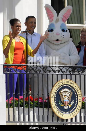 Le président américain, Barack Obama (C) est à l'écoute de discours de la Première Dame Michelle Obama avec le Lapin de Pâques avant le couple de se joindre à vous au cours de la Maison blanche aux Œufs de Pâques sur la pelouse Sud de la Maison Blanche à Washington, le 9 avril 2012. UPI/Mike Theiler Banque D'Images