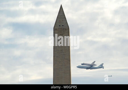 La navette spatiale Discovery de la NASA sur le porte-avions, une modification s'inclinant 747 mouches, passé le Washington Monument sur son chemin pour le Smithsonian National Air and Space Museum Virginia annexe pour son exposition permanente le 17 avril 2012 à Washington, DC. La navette a volé au-dessus de la capitale du pays à 1500 pieds offrant une vue magnifique pour les résidents et les touristes avant d'atterrir à l'Aéroport International de Dulles. UPI/Pat Benic Banque D'Images