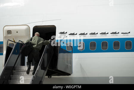 Un technicien de la NASA passe devant un tableau de bord lorsqu'il entrera dans la navette de la NASA 747 avions de transport aérien après avoir transporté la navette spatiale Discovery à l'Aéroport International de Dulles à Chantilly, Virginie le 17 avril 2012. La découverte, qui s'est terminée sa dernière mission le 9 mars 2011, est soumis en permanence au Smithsonian National Air and Space Museum's Udvar-Hazy Center à Chantilly, en Virginie. UPI/Kevin Dietsch. Banque D'Images