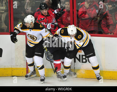 Les Capitals de Washington John Carlson se bat pour la rondelle avec Boston Bruins' Tyler Seguin (19) et David Krejci au cours de la troisième période de jeu 4 de la finale de conférence de l'Est de la LNH au Verizon Center à Washington, D.C. le 19 avril 2012. Les Capitales défait les Bruins 2-1. UPI/Kevin Dietsch Banque D'Images
