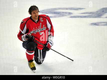 Les Capitals de Washington' Alex Ovechkin est vu pendant l'échauffement avant son quart de finale de conférence de l'Est match contre les Bruins de Boston au Verizon Center à Washington, D.C. le 19 avril 2012. UPI/Kevin Dietsch Banque D'Images