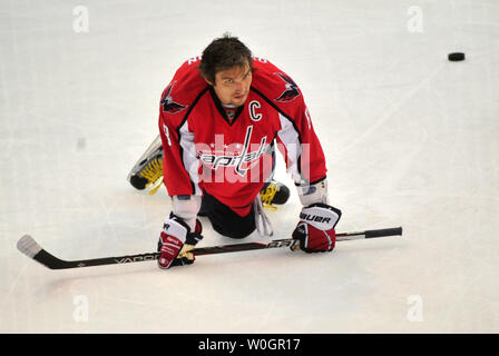 Les Capitals de Washington' Alex Ovechkin est vu pendant l'échauffement avant son quart de finale de conférence de l'Est match contre les Bruins de Boston au Verizon Center à Washington, D.C. le 19 avril 2012. UPI/Kevin Dietsch Banque D'Images