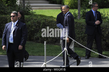 Le président américain Barack Obama (C) passe devant les membres de son protecteur US Secret Service détails que son départ d'un événement avec l'Université de l'Alabama Crimson Tide NCAA champions nationaux sur la pelouse Sud de la Maison Blanche, le 19 avril 2012, à Washington, DC. Les enquêtes se poursuivent dans le scandale du comportement du personnel de service secret avec des prostituées en Colombie, Amérique du Sud récemment. UPI/Mike Theiler Banque D'Images