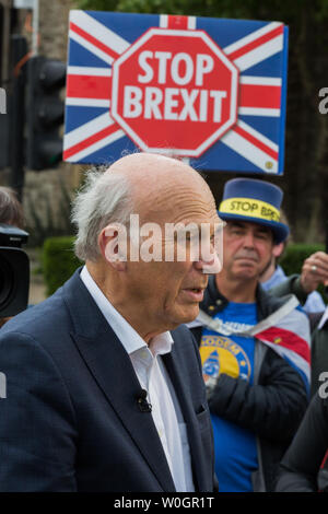 Vince Cable est rejoint par la partie trois nouveaux députés à Londres pour célébrer le meilleur résultat des élections européennes dans l'histoire du parti. Avec : Vince Cable Où : London, Royaume-Uni Quand : 27 mai 2019 Credit : Wheatley/WENN Banque D'Images