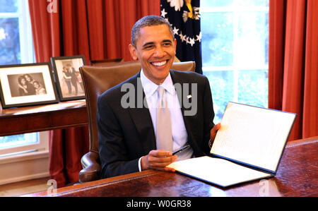 Le président des États-Unis, Barack Obama signe une proclamation désignant le Fort Ord, sur la baie de Monterey, en Californie, un monument national dans le bureau ovale à la Maison Blanche, à Washington, D.C. le 20 avril 2012. UPI/Chris Kleponis Banque D'Images