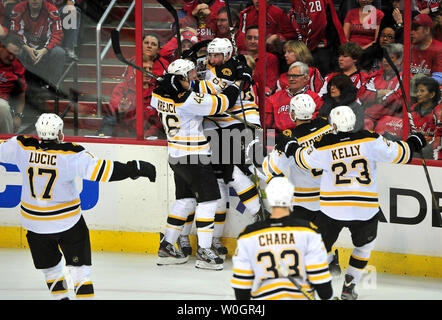 Les membres de la Boston Bruins célèbrent avec Tyler Seguin après qu'il a marqué le but gagnant jeu contre les Capitals de Washington pendant les heures supplémentaires de la Conférence de l'Est Coupe au Verizon Center à Washington, D.C. le 22 avril 2012. La série est à égalité 3-3. UPI/Kevin Dietsch Banque D'Images