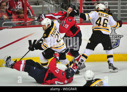 Bruins de Boston David Krejci (46 hits) des Capitals de Washington Nicklas Backstrom (19) de l'Eurasie Andrew Ference hits capitales Joel Ward au sol au cours de la deuxième période de la finale de conférence de l'Est au Verizon Center à Washington, D.C. le 22 avril 2012. Les Bruins, défait les capitales 4-3. La série est à égalité 3-3. UPI/Kevin Dietsch Banque D'Images