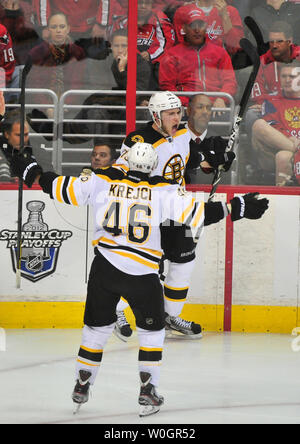Bruins de Boston' Tyler Seguin célèbre avec coéquipier David Krejci après qu'il a marqué le but gagnant jeu contre les Capitals de Washington pendant les heures supplémentaires de la Conférence de l'Est Coupe au Verizon Center à Washington, D.C. le 22 avril 2012. La série est à égalité 3-3. UPI/Kevin Dietsch Banque D'Images