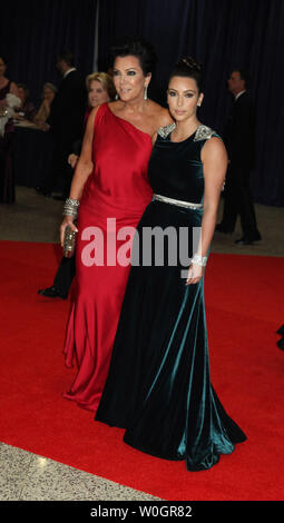 Kris Jenner(à gauche) et Kim Kardashian(droite) posent pour des photos à l'Association des journalistes accrédités auprès de la Maison Blanche le dîner à l'hôtel Hilton de Washington à Washington, DC Le 28 avril 2012. Banque D'Images