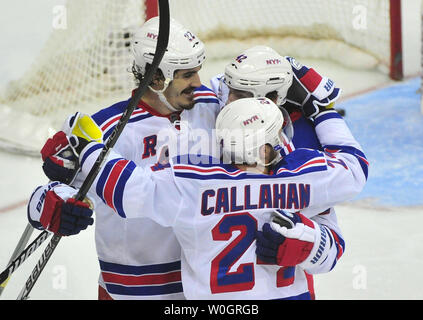 Rangers de New York Artem Anisimov (42) célèbre avec Ryan Callahan (24) et Brian Boyle (22) après Anisimov a marqué sur les Capitals de Washington le gardien Braden Holtby pendant la période 2 du jeu 4 de la demi-finale de conférence de l'Est de la LNH au Verizon Center à Washington, D.C. le 5 mai 2012. UPI/Kevin Dietsch Banque D'Images