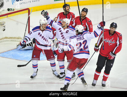 Rangers de New York Artem Anisimov (L) célèbre avec Ryan Callahan (C) et Brian Boyle (22) après Anisimov a marqué sur les Capitals de Washington le gardien Braden Holtby pendant la période 2 du jeu 4 de la demi-finale de conférence de l'Est de la LNH au Verizon Center à Washington, D.C. le 5 mai 2012. UPI/Kevin Dietsch Banque D'Images