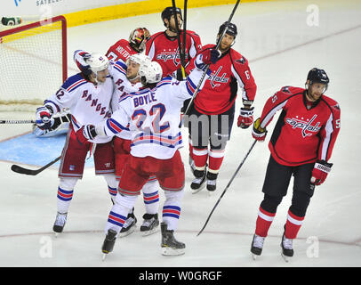 Rangers de New York Artem Anisimov (L) célèbre avec Ryan Callahan (C) et Brian Boyle (22) après Anisimov a marqué sur les Capitals de Washington le gardien Braden Holtby pendant la période 2 du jeu 4 de la demi-finale de conférence de l'Est de la LNH au Verizon Center à Washington, D.C. le 5 mai 2012. UPI/Kevin Dietsch Banque D'Images