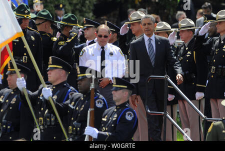 Le président américain Barack Obama (R) est escorté par Chuck Canterbury, Président de la Grande Loge de l'ordre fraternel de la police (L) comme ils passent devant une garde d'honneur de leurs remarques à l'échelle nationale des agents de la paix du service commémoratif au Capitole, le 15 mai 2012, à Washington, DC. Le service est à l'honneur tous les policiers tués dans l'exercice de leurs fonctions au cours de l'année écoulée. UPI/Mike Theiler Banque D'Images