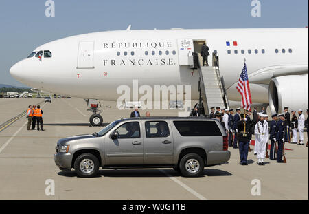 Un SUV portant le nouveau Président français François Hollande et sa délégation quitte le tarmac de l'aéroport international de Dulles, Chantilly, Virginie, le 18 mai 2012 pour le week-end G-8 et les sommets de l'OTAN. Le groupe de 8 va se réunir avec les responsables de l'administration du président Obama à Camp David (Maryland) et le sommet de l'OTAN sera à Chicago, Illinois. . (Photo d'UPI/Mike Theiler) Banque D'Images