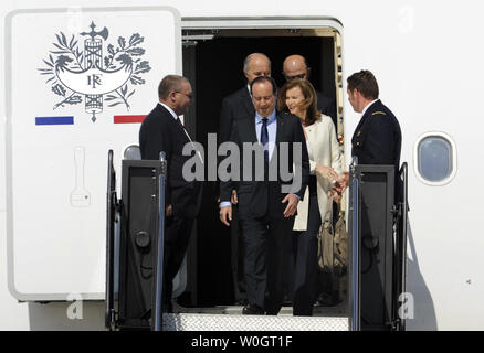 Le nouveau président français François Hollande quitte son avion avec sa compagne Valérie Trierweiler, sa délégation arrive à l'aéroport international de Dulles, Chantilly, Virginie, le 18 mai 2012 pour le week-end G-8 et les sommets de l'OTAN. Le groupe de 8 va se réunir avec les responsables de l'administration du président Obama à Camp David (Maryland) et le sommet de l'OTAN sera à Chicago, Illinois. . (Photo d'UPI/Mike Theiler) Banque D'Images