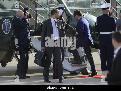 Le Premier ministre russe Dmitri Medvedev de bases jusqu'à bord d'un hélicoptère de l'US Marine Corps après son arrivée à l'aéroport international de Dulles, Chantilly, Virginie, le 18 mai 2012 pour le transport vers le sommet du G8 le week-end, où est la substitution des prés, Vladimir Poutine. Le groupe de 8 va se réunir avec les responsables de l'administration du président Obama à Camp David (Maryland) et le sommet de l'OTAN sera à Chicago, Illinois. . (Photo d'UPI/Mike Theiler) Banque D'Images