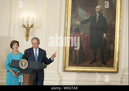 L'ancien président George W. Bush et sa femme Laura, prononcera une allocution à la cérémonie de dévoilement de sa maison blanche portrait dans l'East Room à la Maison Blanche à Washington le 31 mai 2012. UPI/Kevin Dietsch Banque D'Images