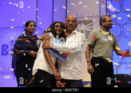 Nandipati Snigdha (C) de San Diego, en Californie, est embrassé par son grand-père comme Mallikarjunarao Krishnarao son père (R) et mère Madhavi (R) joint à la fête après l'Nandipati a remporté les deux jours de la Scripps National Spelling Bee Championship, le 31 mai 2012, à National Harbor, Maryland. Nandipati le mot orthographié avec succès * * guetapens, sens d'attirer ou d'embuscade. UPI/Mike Theiler Banque D'Images