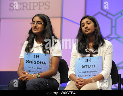 Nandipati Snigdha de San Diego, Californie (L) et Stuti Mishra de West Melbourne, Florida attendent le mot suivant comme ils sont les deux derniers candidats dans les deux jours de la Scripps National Spelling Bee Championship, le 31 mai 2012, à National Harbor, Maryland. Nandipati le mot orthographié avec succès * * guetapens, sens d'attirer ou d'embuscade. UPI/Mike Theiler Banque D'Images