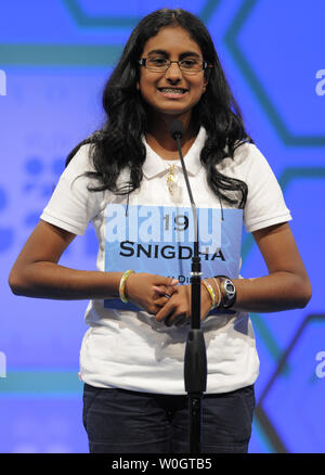 Nandipati Snigdha de San Diego, Californie rivalise en finale des deux jours de la Scripps National Spelling Bee Championship, le 31 mai 2012, à National Harbor, Maryland. Nandipati le mot orthographié avec succès * * guetapens, sens d'attirer ou d'embuscade. UPI/Mike Theiler Banque D'Images
