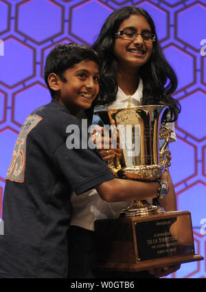 Nandipati Snigdha de San Diego, Californie embrasse son trophée avec son frère Sujan comme elle remporte les deux jours de la Scripps National Spelling Bee Championship, le 31 mai 2012, à National Harbor, Maryland. Nandipati le mot orthographié avec succès * * guetapens, sens d'attirer ou d'embuscade. UPI/Mike Theiler Banque D'Images