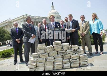 Le coprésident du caucus Médecins GOP Rempl. Phil Gingray (R-GA), accompagné par des membres de son caucus, sur la décision de la Cour suprême du Président Obama sur le projet de loi sur la réforme des soins de santé comme des milliers de pétitions pour demander l'abrogation de la Loi sur les soins abordables sont vus en face de la tribune sur la colline du Capitole à Washington, D.C. le 28 juin 2012. UPI/Kevin Dietsch Banque D'Images