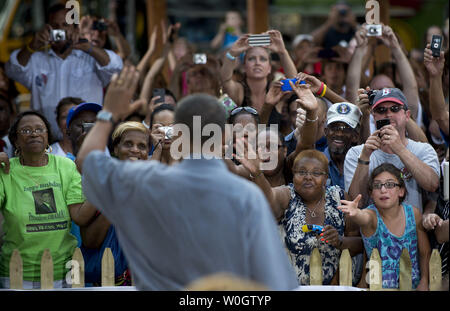 Les membres de l'auditoire applaudir comme le président Barack Obama arrive pour un événement de campagne dans la région de Parma, Ohio, le 5 juillet 2012. Obama est sur deux jours de voyage en bus à travers l'Ohio et de Pennsylvanie. UPI/Kevin Dietsch Banque D'Images