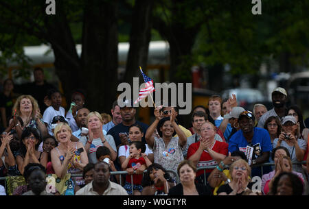 Les membres de l'auditoire applaudir comme le président Barack Obama prononce une allocution à un événement de campagne dans la région de Parma, Ohio, le 5 juillet 2012. Obama est sur deux jours de voyage en bus à travers l'Ohio et de Pennsylvanie. UPI/Kevin Dietsch Banque D'Images