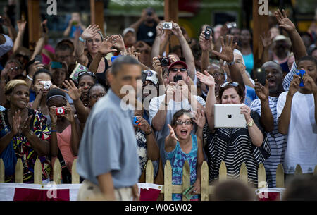 Les membres de l'auditoire applaudir comme le président Barack Obama arrive pour un événement de campagne dans la région de Parma, Ohio, le 5 juillet 2012. Obama est sur deux jours de voyage en bus à travers l'Ohio et de Pennsylvanie. UPI/Kevin Dietsch Banque D'Images