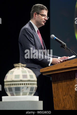L'Ambassadeur de France aux Etats-Unis François Delattre participe à un colloque pour célébrer le 50e anniversaire de la communications satellite Telstar et la naissance des télécommunications mondiales, au National Air and Space Museum de Washington, D.C. le 12 juillet 2012. Telstar 1 lancé le 10 juillet 1962 a été le premier satellite de communication. UPI/Kevin Dietsch Banque D'Images