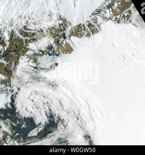 Le glacier Petermann morcellements et glisse vers la mer le long de la côte nord-ouest du Groenland, se terminant par une langue de glace géant flottant. Comme d'autres glaciers cette fin dans l'océan, les icebergs. veaux périodiquement Petermann Le Spectromètre imageur à résolution moyenne, ou sur NASAÕs, MODIS satellite Aqua a observé le vêlage d'icebergs et de nouveau en aval à la dérive le 16 juillet, 2012 Ð17. UPI/NASA Banque D'Images