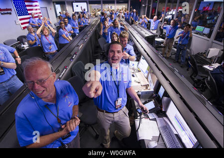 La mission Mars Science Laboratory (MSL) équipe dans la zone d'appui de la mission MSL réagit après l'apprentissage de la curiosité le rover a atterri en toute sécurité sur Mars et les images commencent à venir dans au Jet Propulsion Laboratory à Pasadena, CA le 5 août 2012. Le Rover MSL nommé curiosité a été conçu pour évaluer si Mars jamais eu un environnement capable de soutenir les petites formes de vie, appelés microbes. UPI/NASA/Bill Ingalls Banque D'Images