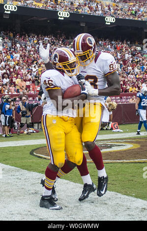 Redskins de Washington tight end Fred Davis (83) félicite l'exécution retour Afred Morris après son atterrissage au cours du deuxième trimestre à FedEx Field le 23 août 2012 à Landover, Maryland. UPI/Pete Marovich Banque D'Images