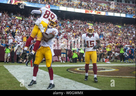 Redskins de Washington tight end Fred Davis ascenseurs receveur Santana mousse dans l'air après son atterrissage au cours du deuxième trimestre à FedEx Field le 23 août 2012 à Landover, Maryland. UPI/Pete Marovich Banque D'Images