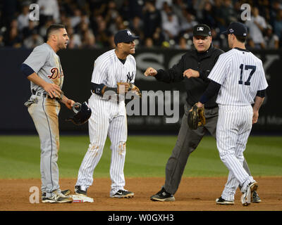 New York Yankees Robinson Cano hurle au juge-arbitre Jeff Nelson les Tigres Omar Infante (L) est appelé en sécurité dans la 8e manche de jeu 2 l'American League Championship Series entre les Tigers de Detroit et les Yankees de New York au Yankee Stadium de New York le 14 octobre 2012. Sur la droite se trouve l'arrêt-court des Yankees de Jayson Nix. C'était un jouer comme il a dépensé la manche où les Tigres ont obtenu deux points. UPI/Pat Benic Banque D'Images