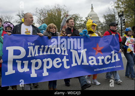 Les partisans de CPE à l'Millions Mars Marionnettes à Washington, DC, le 3 novembre 2012. La bipartisan mars a été organisée pour manifester leur appui à l'égard de la radiodiffusion publique à la suite de candidat présidentiel républicain Mitt Romney s'est engagé à réduire le financement de PBS. UPI/Kevin Dietsch Banque D'Images