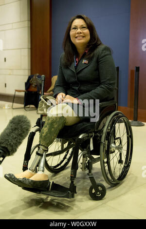 Tammy Duckworth représentant élu (D-IL) parle aux médias qu'elle assiste à un nouveau représentant d'orientation sur la colline du Capitole à Washington le 14 novembre 2012. UPI/Kevin Dietsch Banque D'Images