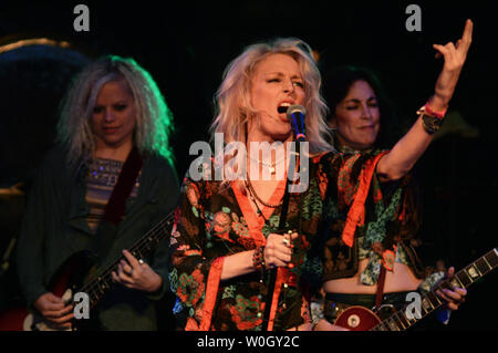 Chanteur Shannon ceintures Conley un Led Zeppelin musique assistée par Megan Thomas (L) et le guitariste Steph Paynes pendant une performance de l'ensemble-girl Lez Zeppelin bande à l'Autel Bar, un converti église, à Pittsburgh, Pennsylvanie le 10 novembre 2012. Led Zeppelin le film "Jour de fête" est sorti le Blu-ray et d'autres accueil formats le 19 novembre 2012, alors que leur vie sur la musique live avec des groupes populaires comme Lez Zeppelin dans bars et théâtres à travers l'Amérique. Vivant est le batteur Leesa Harrington-Squyres. UPI/Pat Benic Banque D'Images